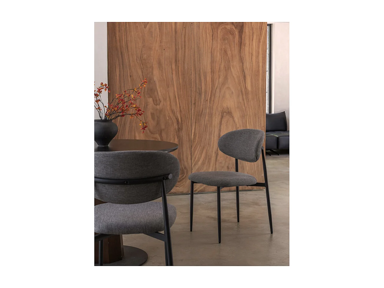 Chaise design avec pieds en métal noir et assise rembourrée en tissu gris