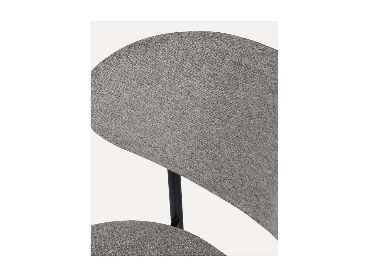Chaise design avec pieds en métal noir et assise rembourrée en tissu gris