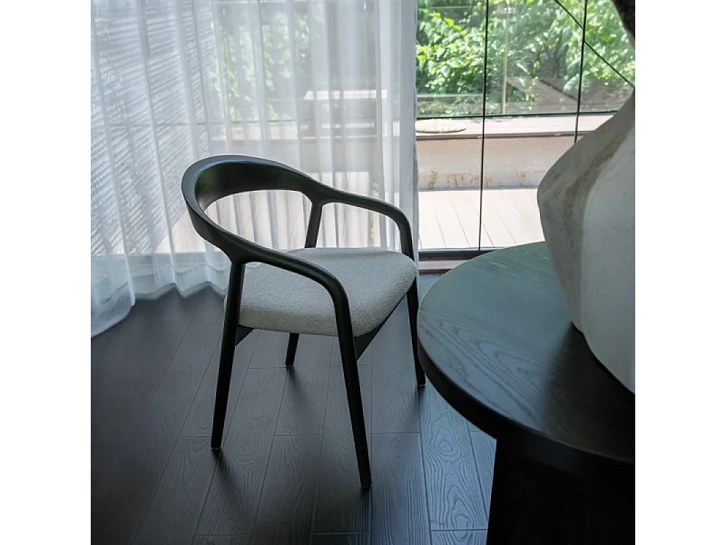 Chaise style scandinave en bois noir avec assise en tissu beige clair chiné – Élégance et confort