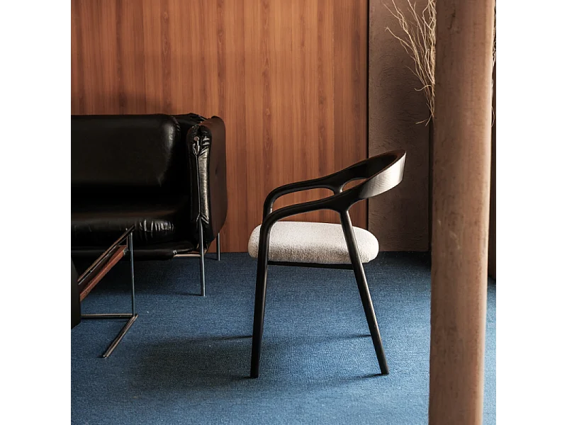 Chaise style scandinave en bois noir avec assise en tissu beige clair chiné – Élégance et confort