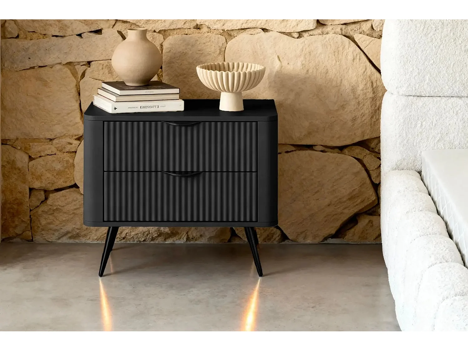 JOUDY - Table de chevet 63cm effet rainuré - Noir