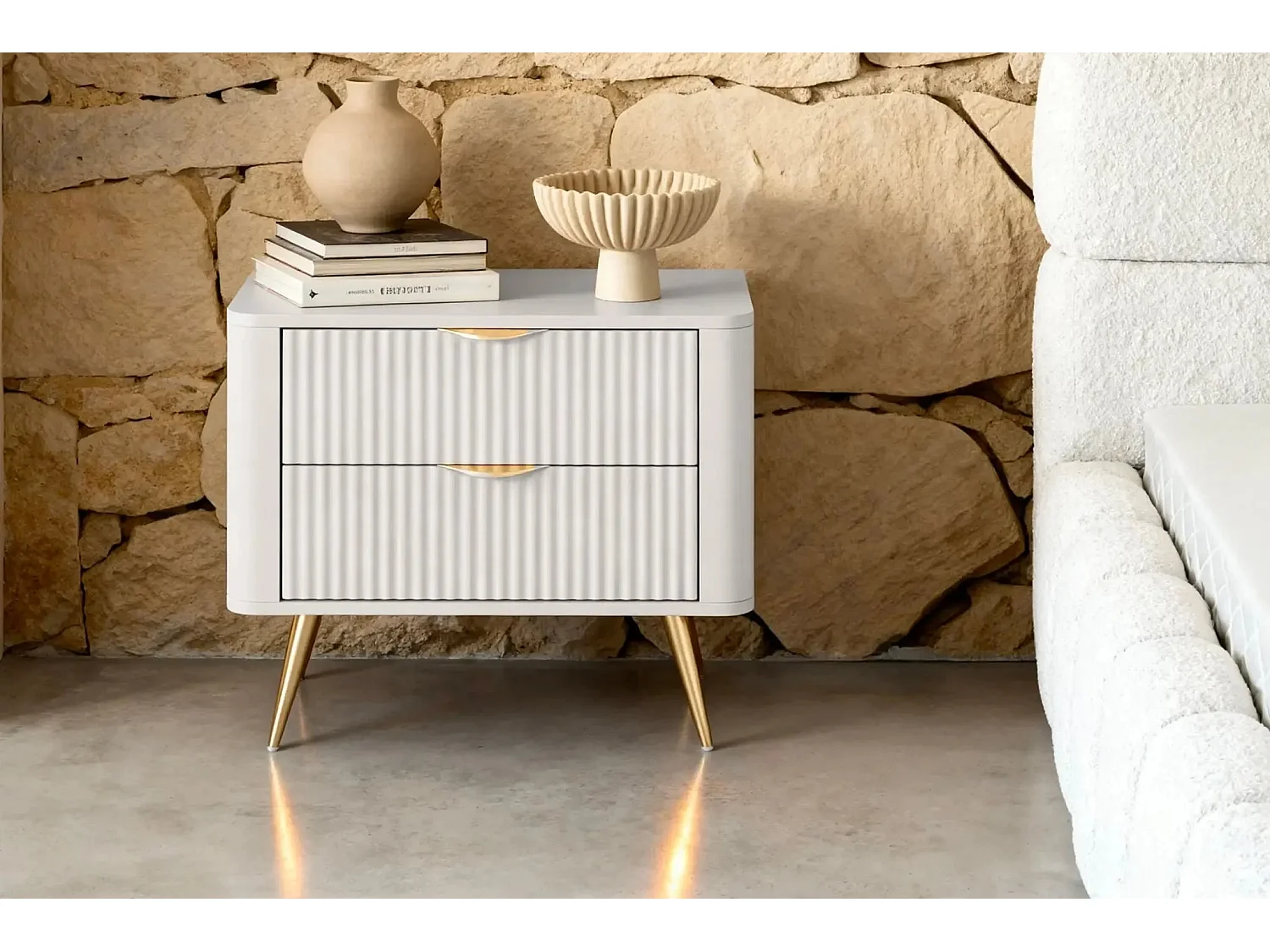 JOUDY - Table de chevet 63cm effet rainuré - Beige