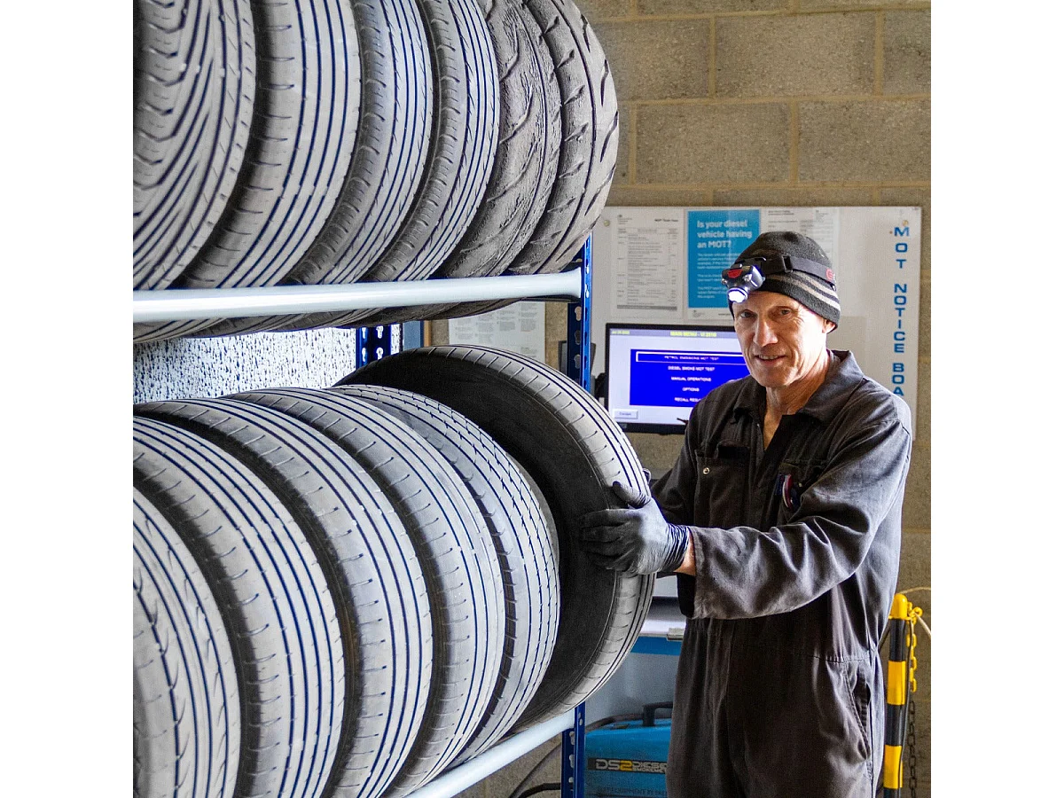 Scaffale Porta Pneumatici