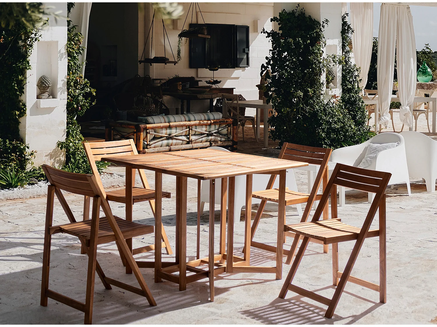 Ensemble de jardin NOEMI – Table pliante modulable + 4 chaises pliantes en acacia huilé