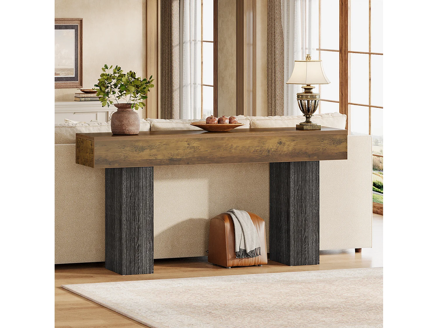 Długi stół do przedpokoju, konsola w stylu rustykalnym za kanapą do przedpokoju, korytarza, salonu