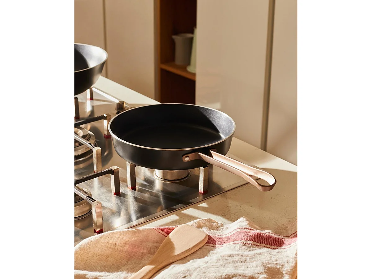 Alessi PU113/20B Pfanne aus Aluminium und schwarzem Edelstahl, Design Patricia Urquiola, 38 cm, ergonomischer langer Griff