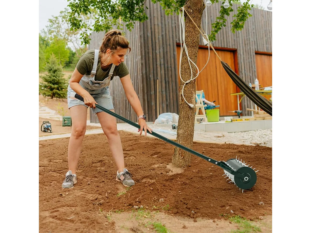 Rasenlüfter Walze manuell 44 x 128 cm Rasenrolle mit Stiel & Nägeln Grün