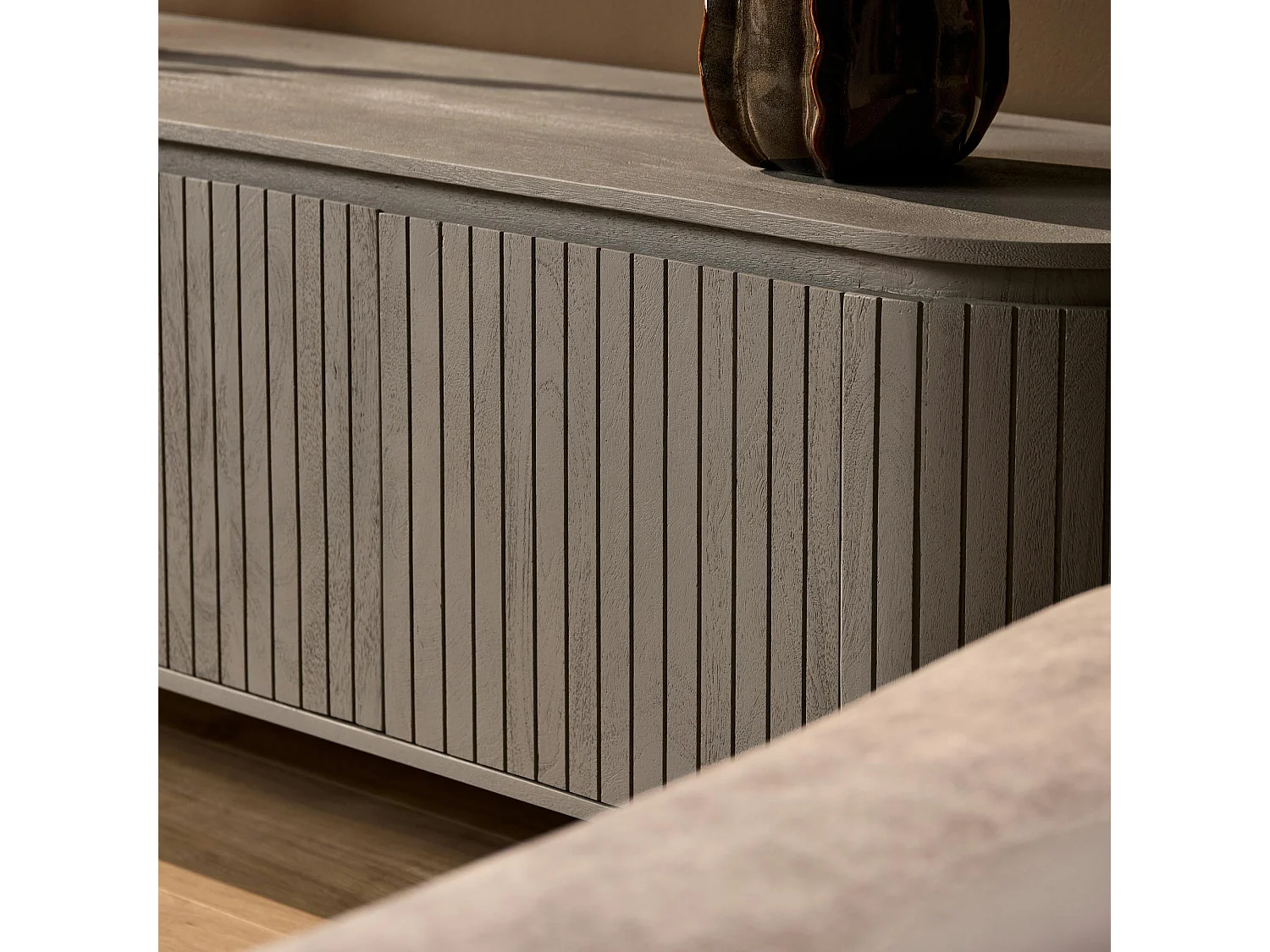 Meuble TV bois gris rainuré ovale 4 portes CALERO