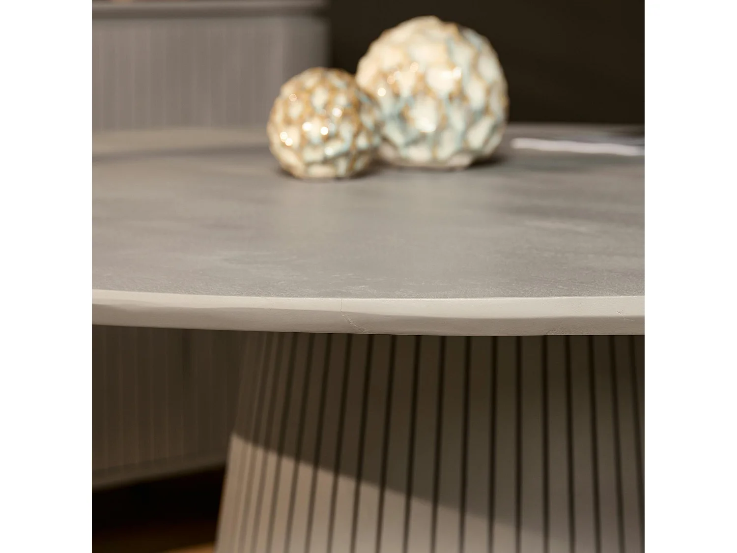 Table ronde bois gris à pied rainuré Ø150 cm CALERO