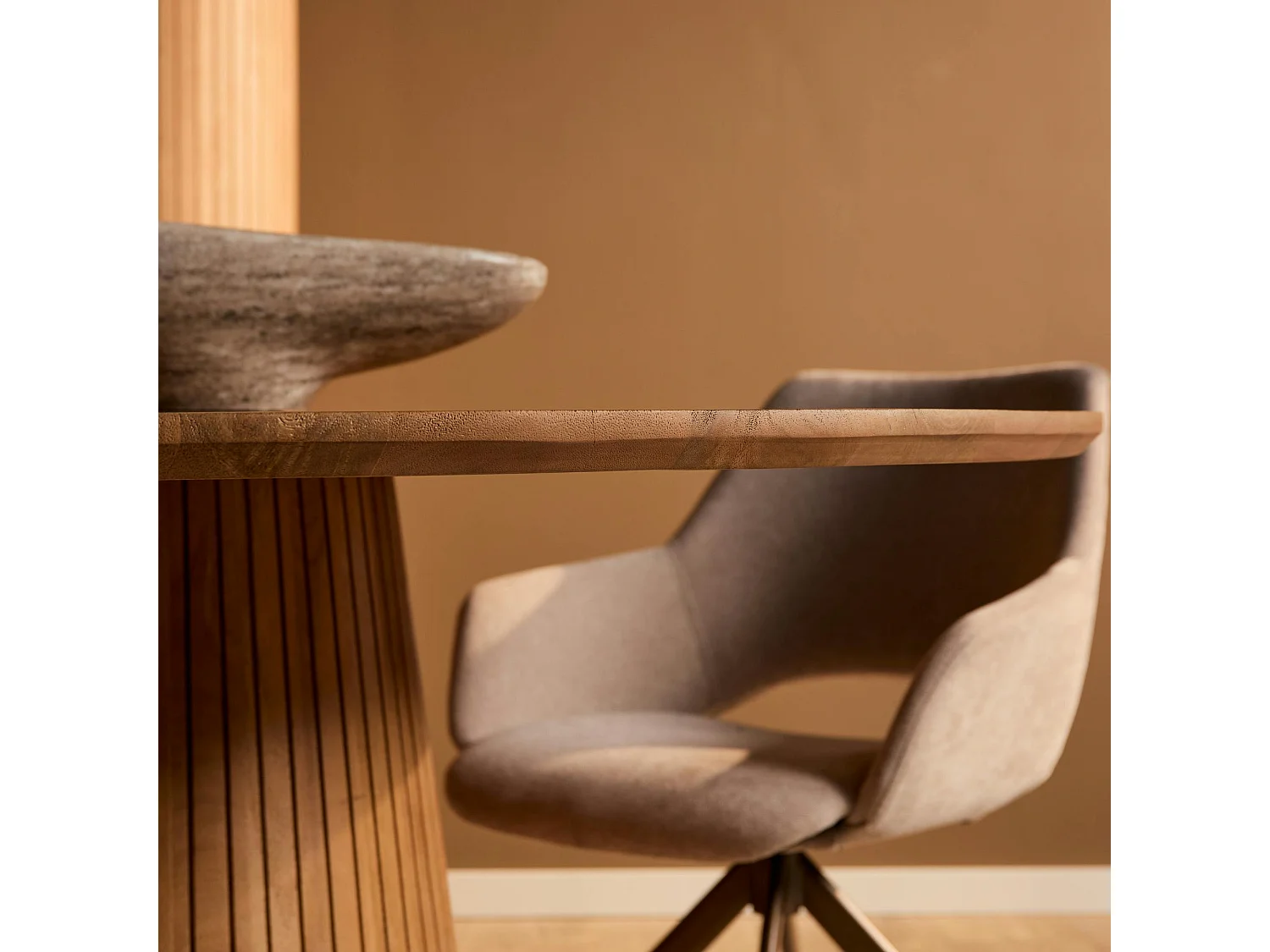 Table ovale bois à pied rainuré 240 cm CALERO