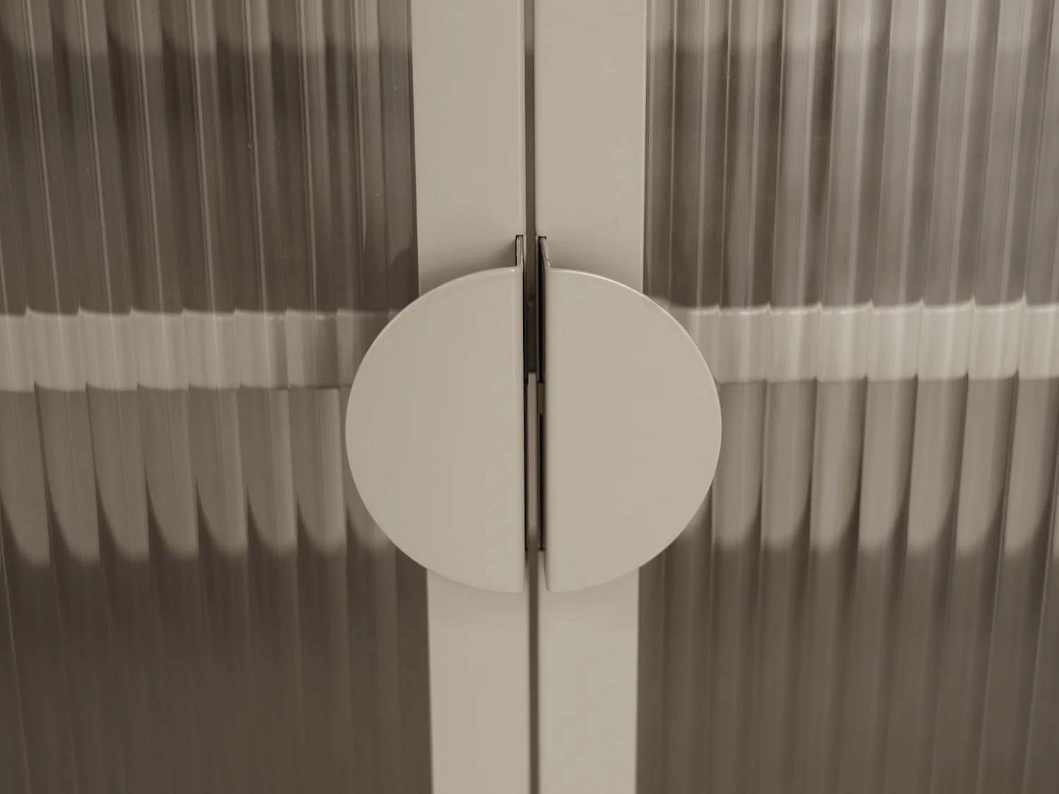 Meuble TV avec 4 portes en métal et verre trempé cannelé - Taupe - AYSELA