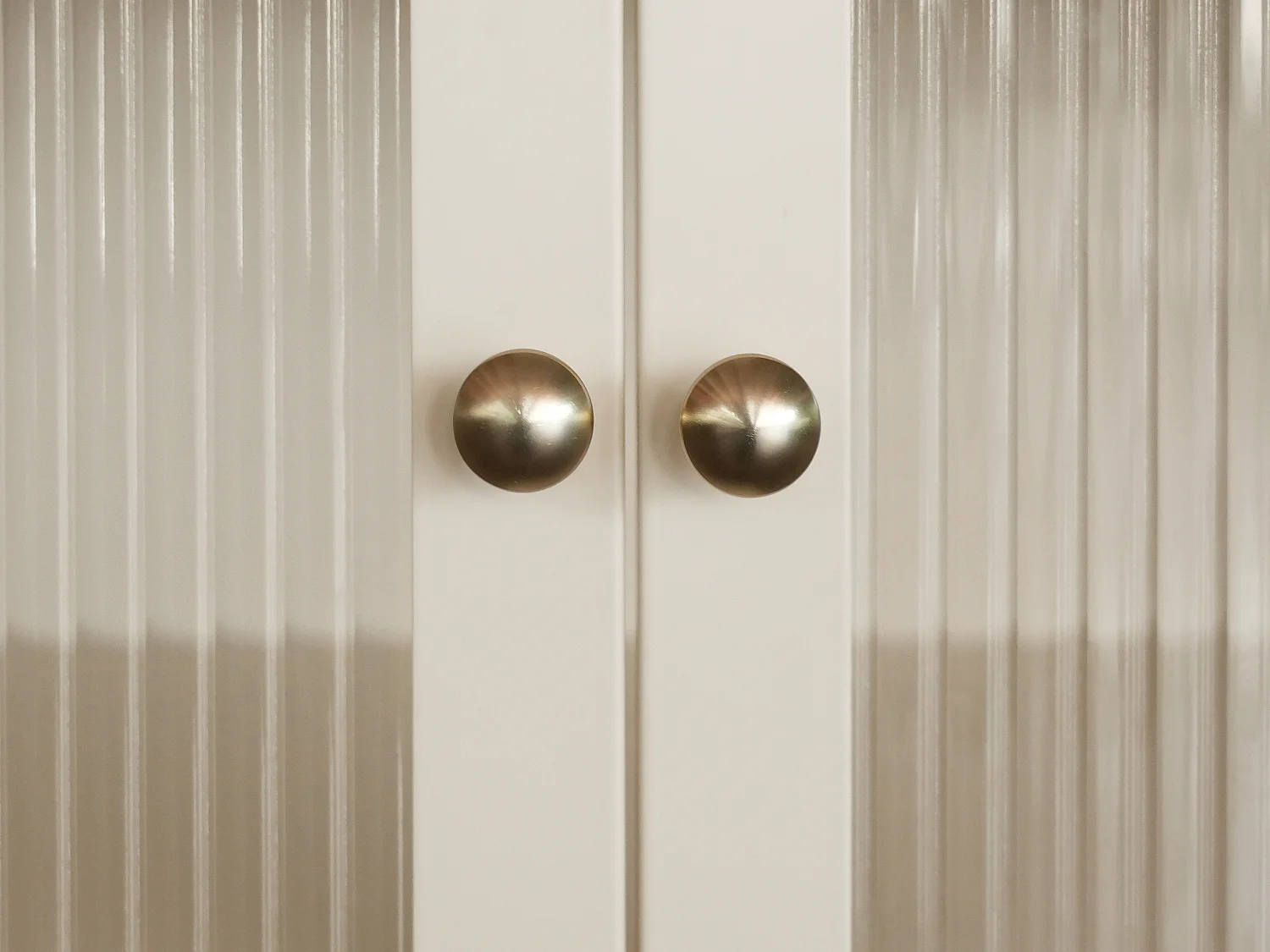 Vitrine avec 4 portes en métal et verre trempé cannelé - Beige et doré - MIRAYO