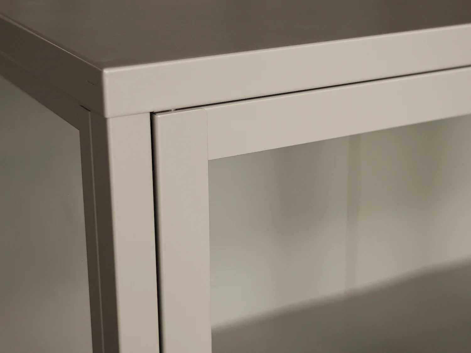 Vitrine 2 portes en métal et verre trempé - H. 120 cm - Taupe et doré - FARIYA