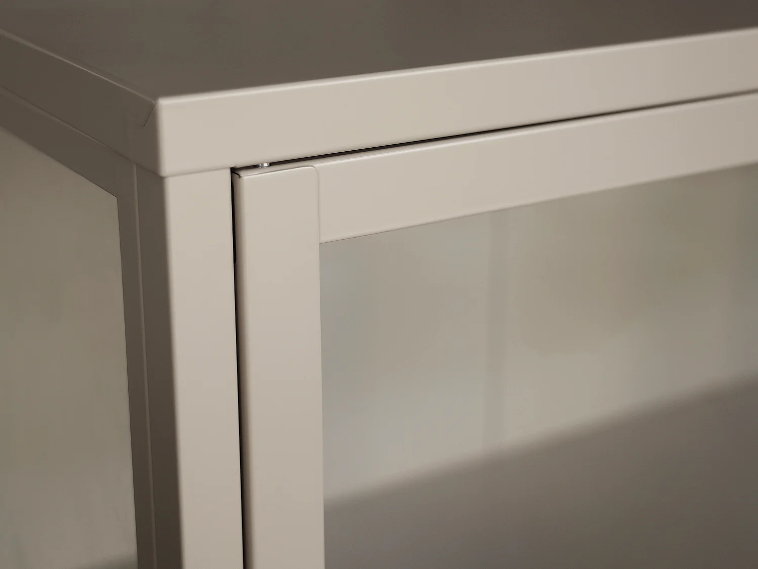 Vitrine 2 portes en métal et verre trempé - H. 160 cm - Taupe et doré - FARIYA