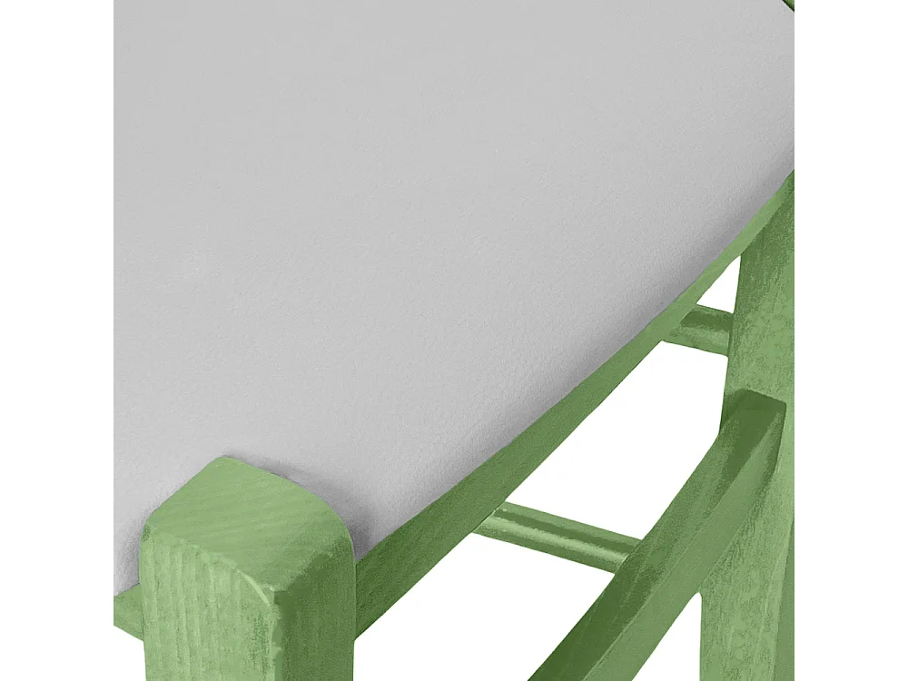 Groene houten stoel van Venezia met lichtgrijze kunstleren zitting.