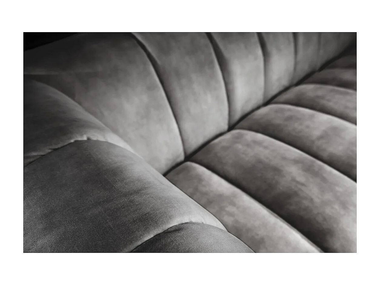 Canapé droit NORA gris – Canapé chic en velours avec pieds en métal