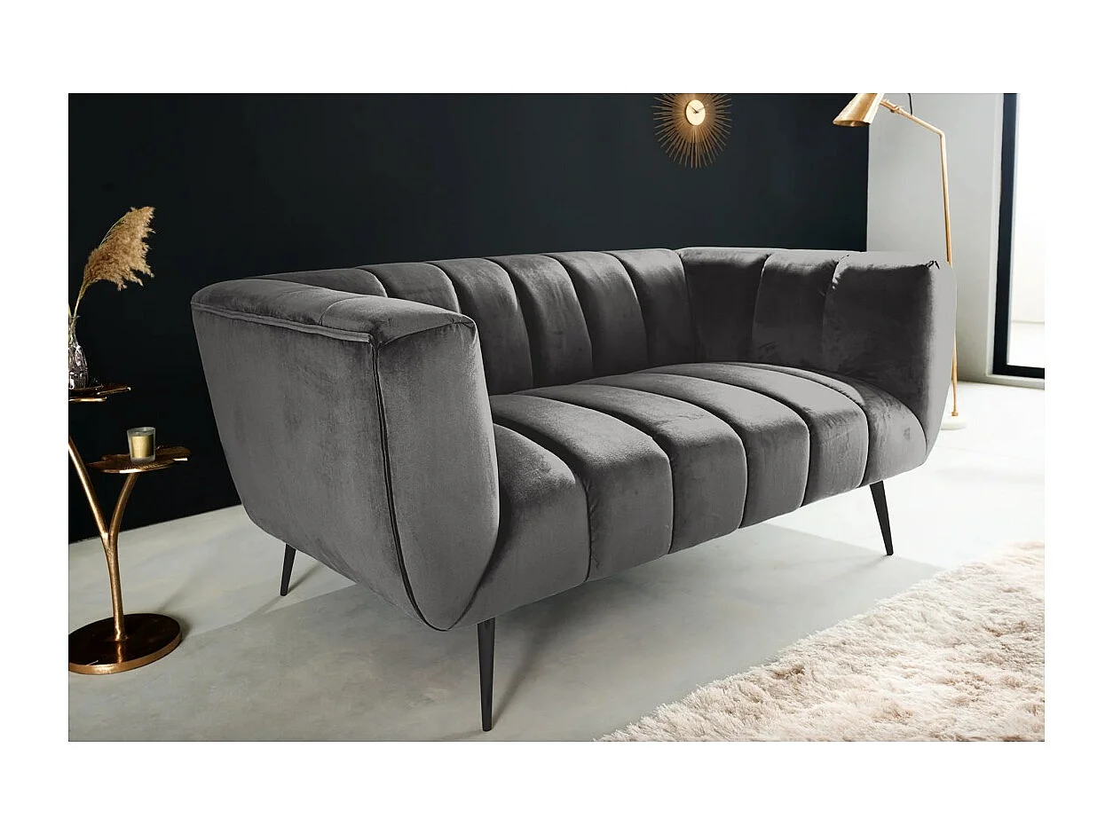 Canapé droit NORA 2 places gris foncé – Canapé chic en velours avec pieds en métal noir