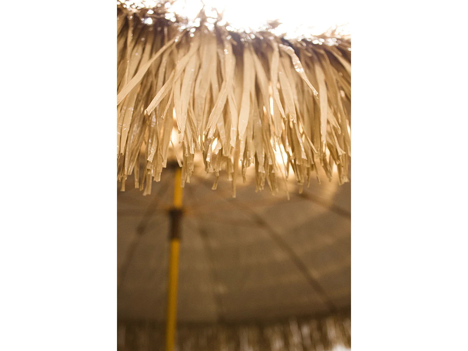 Sonnenschirm mit Fransen aus Stahl mit Holzoptik