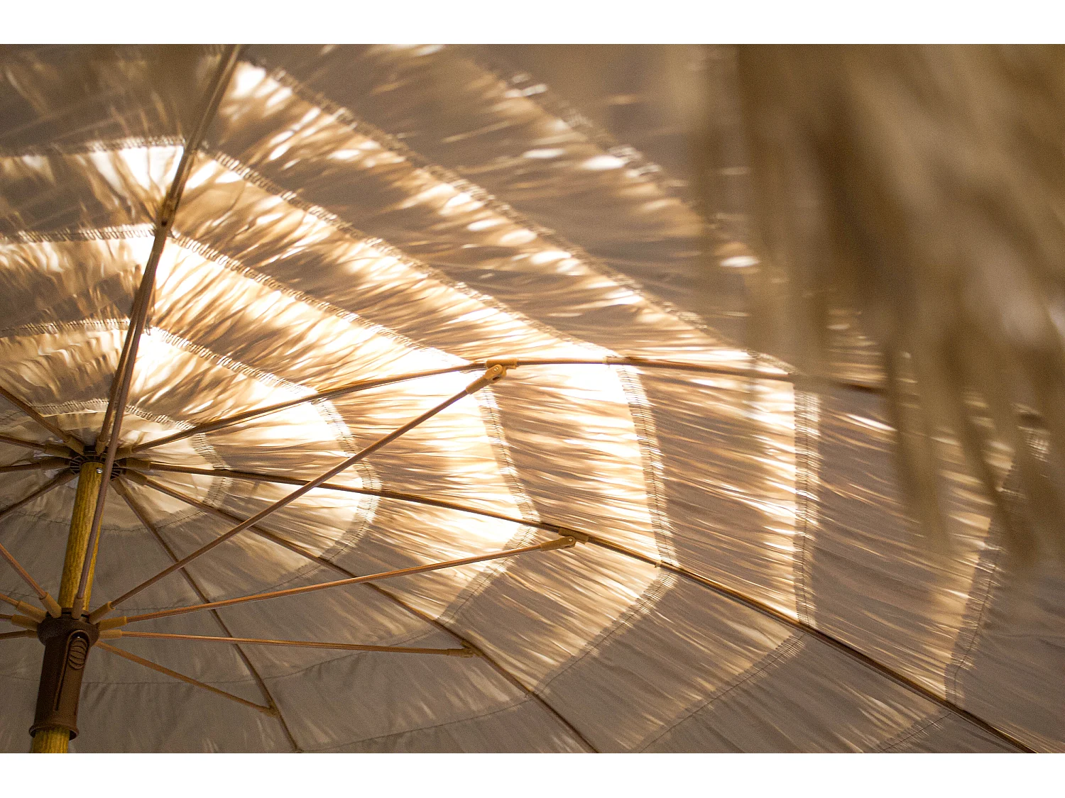 Lichte parasol met franjes in staal natuurlijke houtafwerking - HAWAI