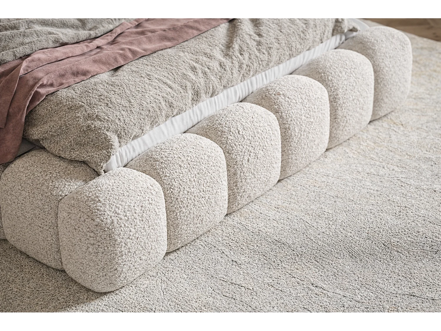 Polsterbett 140x200 Madeno mit Bettkasten - hochwertigem Schaumstoff, Metall-Lattenrost - Bouclé, Creme (Catch me 1)