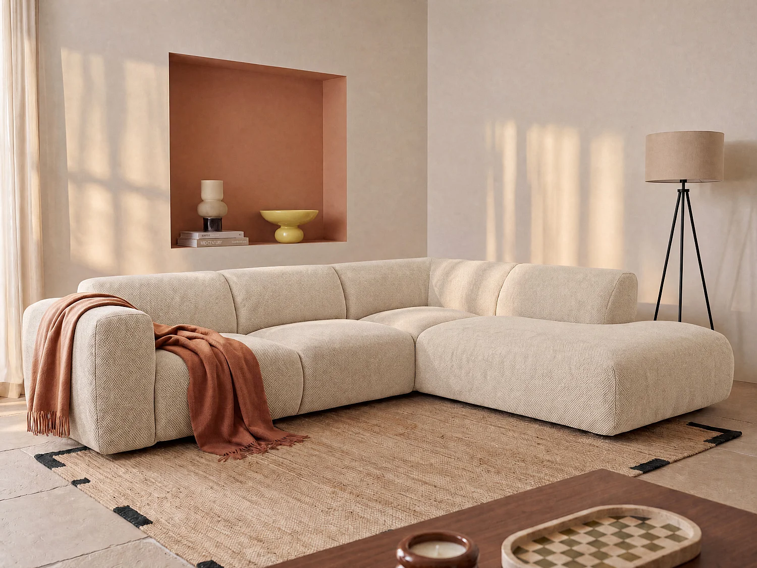 Grand canapé d'angle gauche avec dossier méridienne  en tissu beige POGNI de Maison Céphy