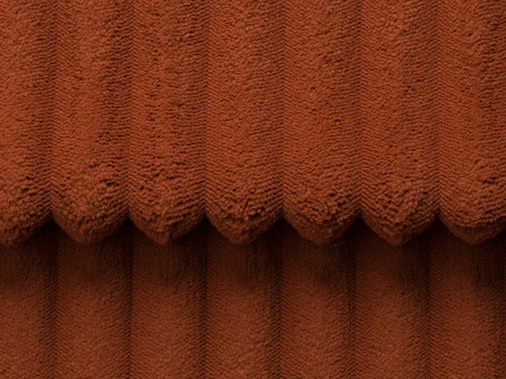 Grand canapé d'angle gauche en velours côtelé grosses côtes terracotta POGNI de Maison Céphy