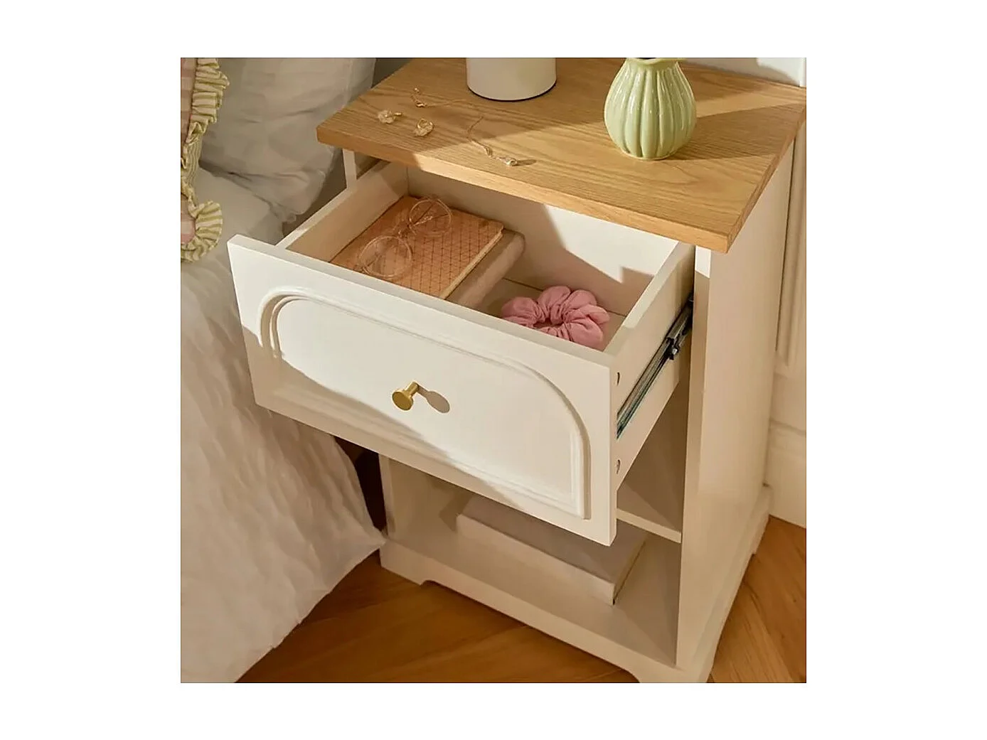 Table de chevet avec un tiroir et deux étagères ouvertes, coloris ivoire - Longueur 45 x Profondeur 30 x Hauteur 67 cm 