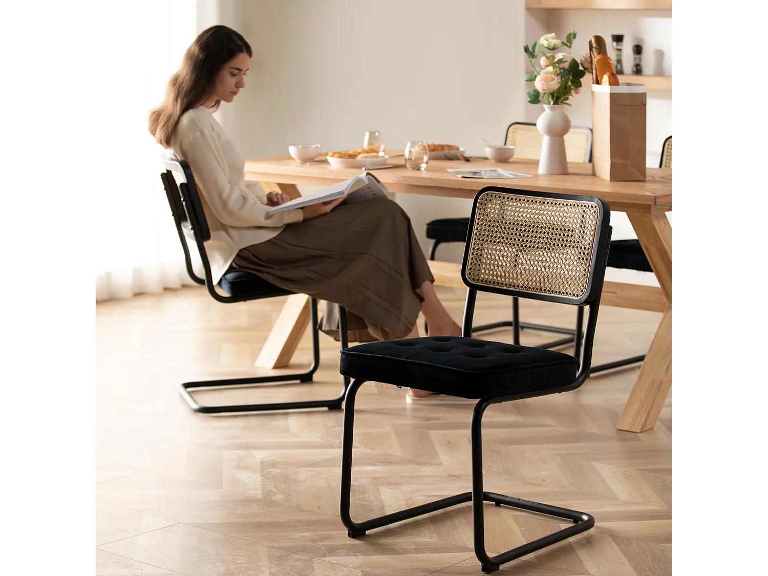 2er-Set Mid-Century Cantilever-Esszimmerstühle – Schwarz, Samt, Geflecht und verchromtes Gestell