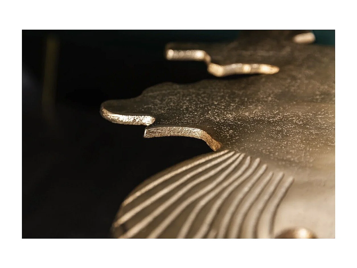 Table basse METRIX dorée avec plateau en forme de feuille – Table basse design en aluminium