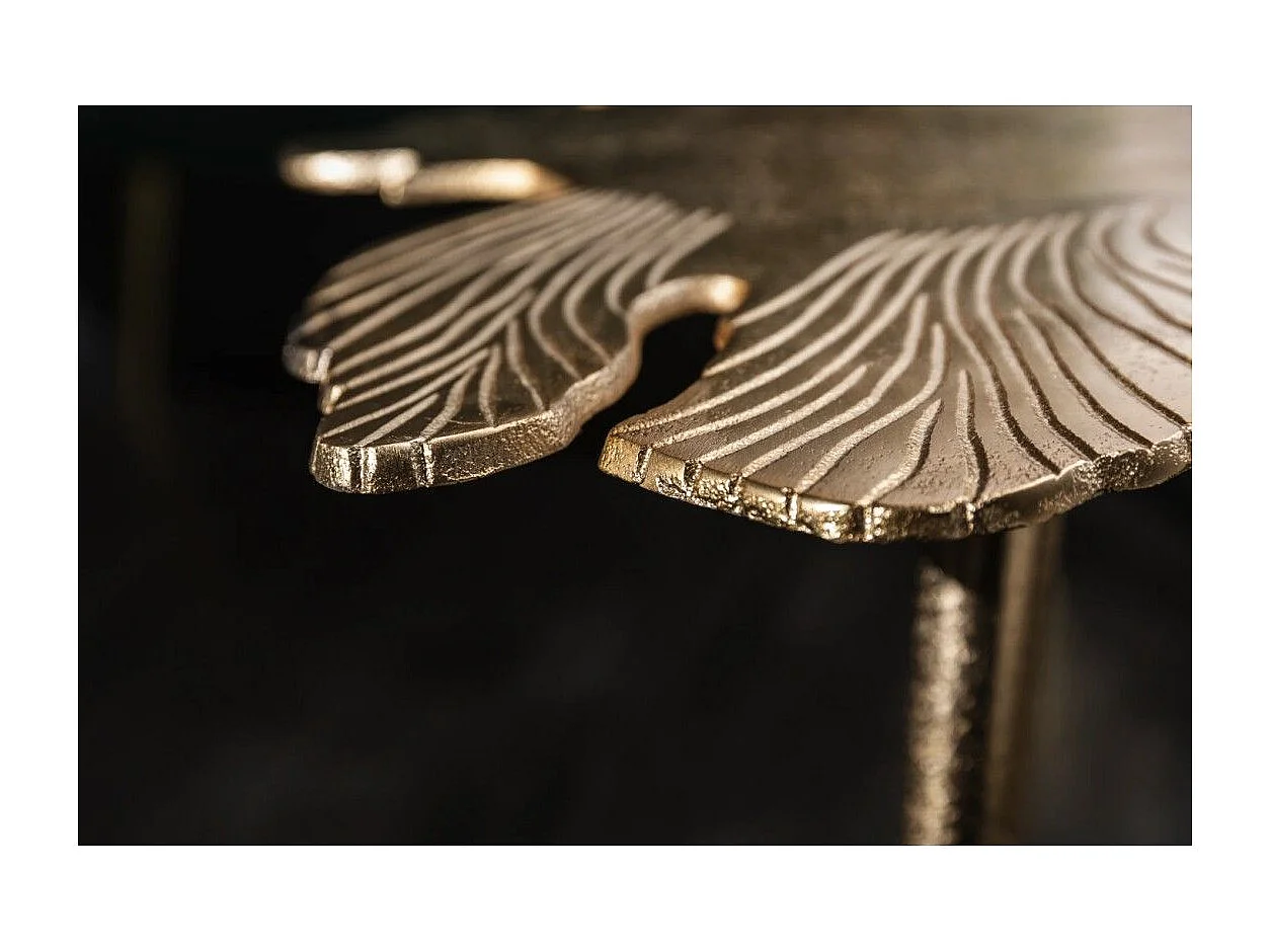 Table basse METRIX dorée avec plateau en forme de feuille – Table basse design en aluminium