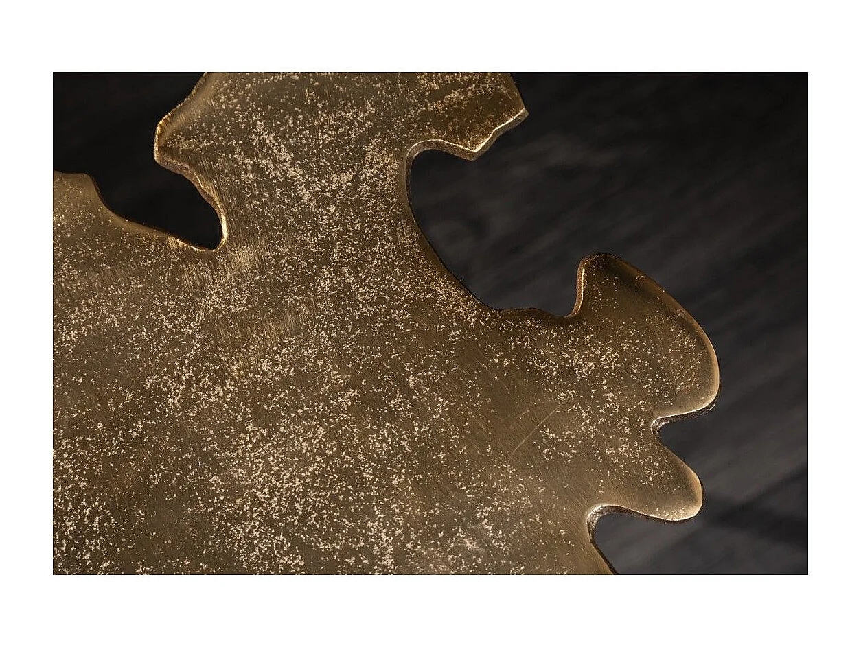 Table basse METRIX dorée avec plateau en forme de feuille – Table basse design en aluminium