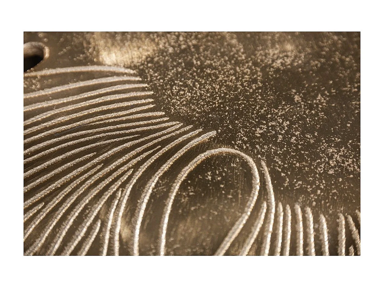 Table basse METRIX dorée avec plateau en forme de feuille – Table basse design en aluminium