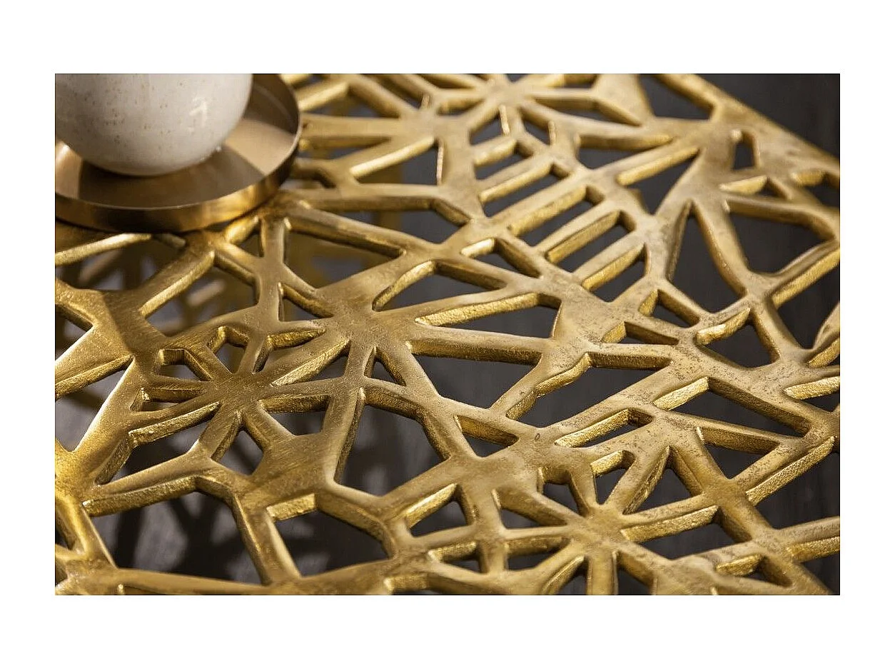 Table basse METRIX carrée 60 cm – Table basse design en aluminium doré à motifs géométriques