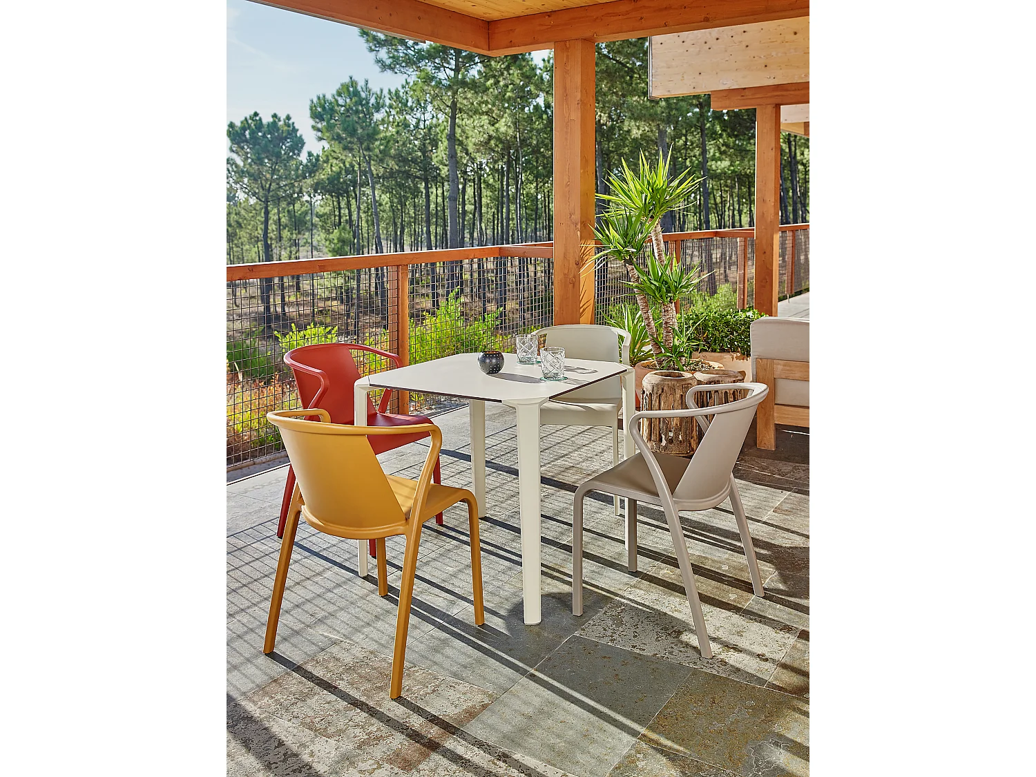 Poltrona da giardino impilabile in polipropilene rinforzato