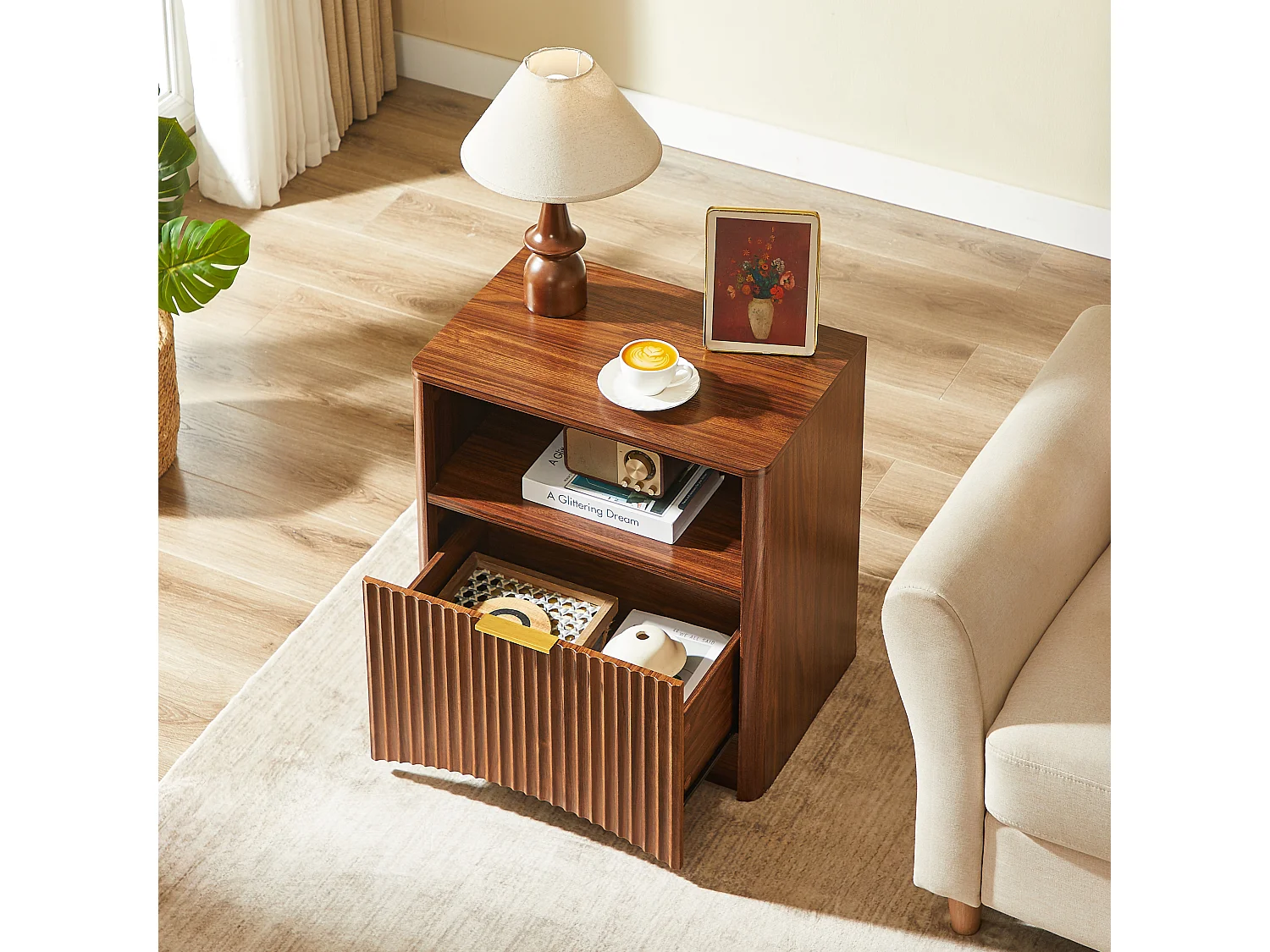 Mesita de noche con cajón y tirador de metal dorado - Color madera nogal