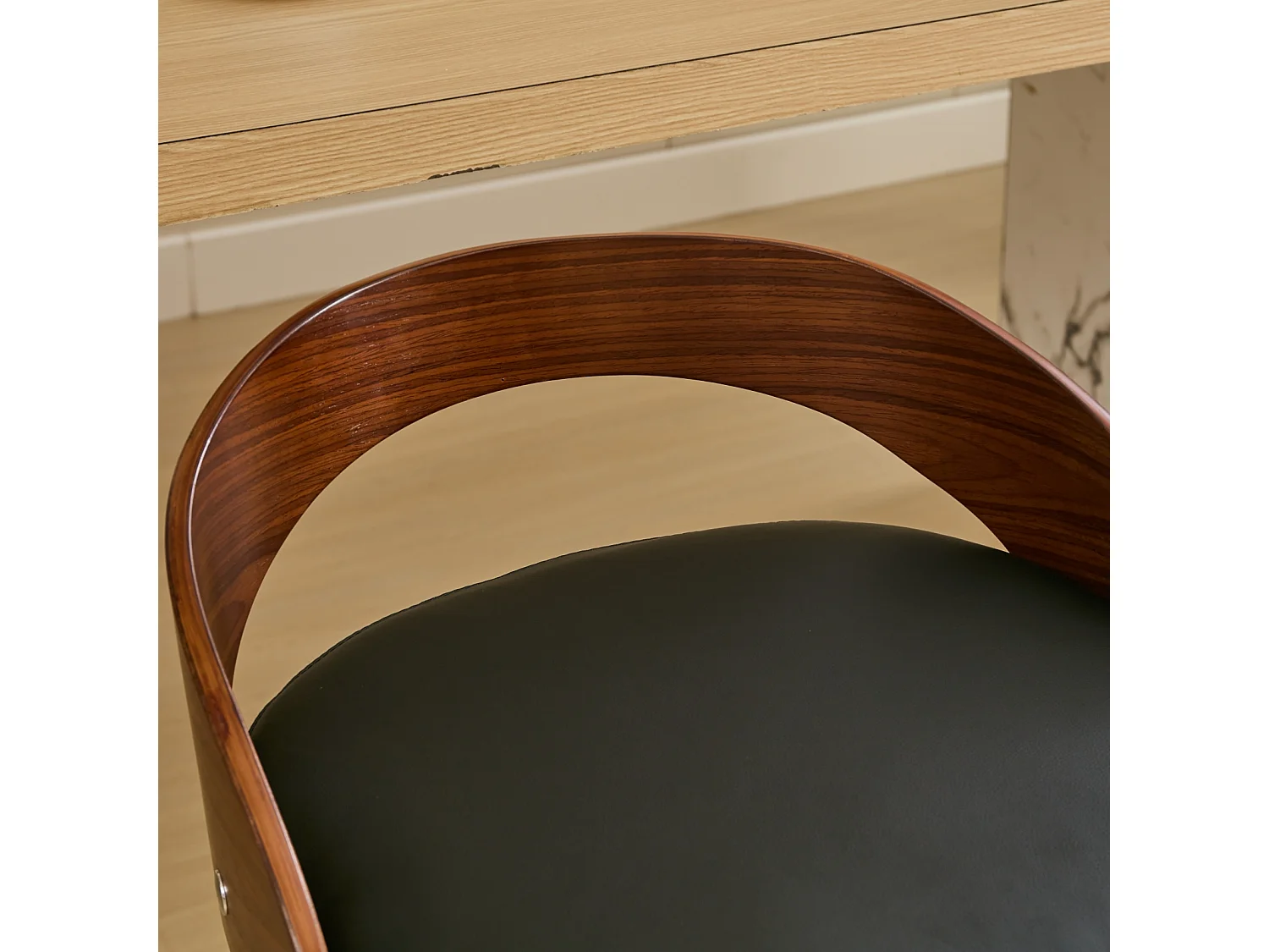 Juego de 2 taburetes de bar giratorios en PU con respaldo bajo - Negro y madera oscura