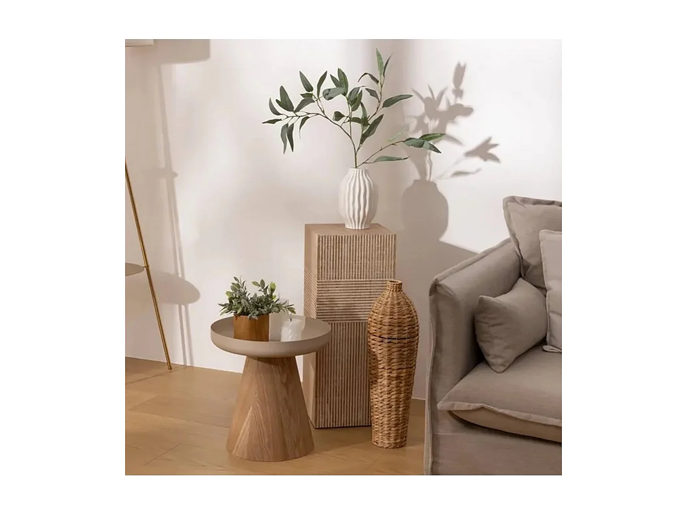 Porte plante décorative avec motifs géométriques gravés - Longueur 28 x Profondeur 28 x Hauteur 70 cm