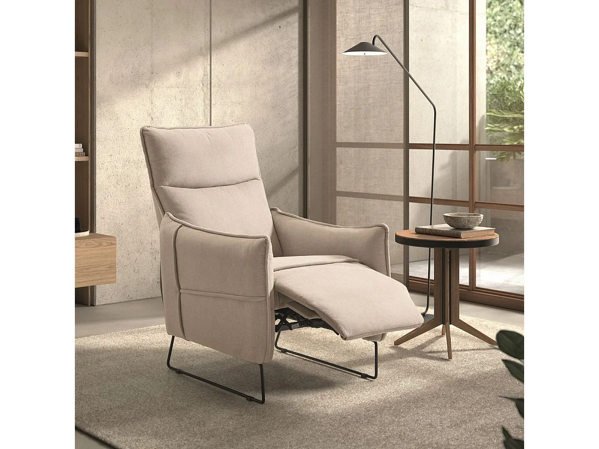 Fauteuil Relax design en tissu beige piètement métal luge - HASSAN