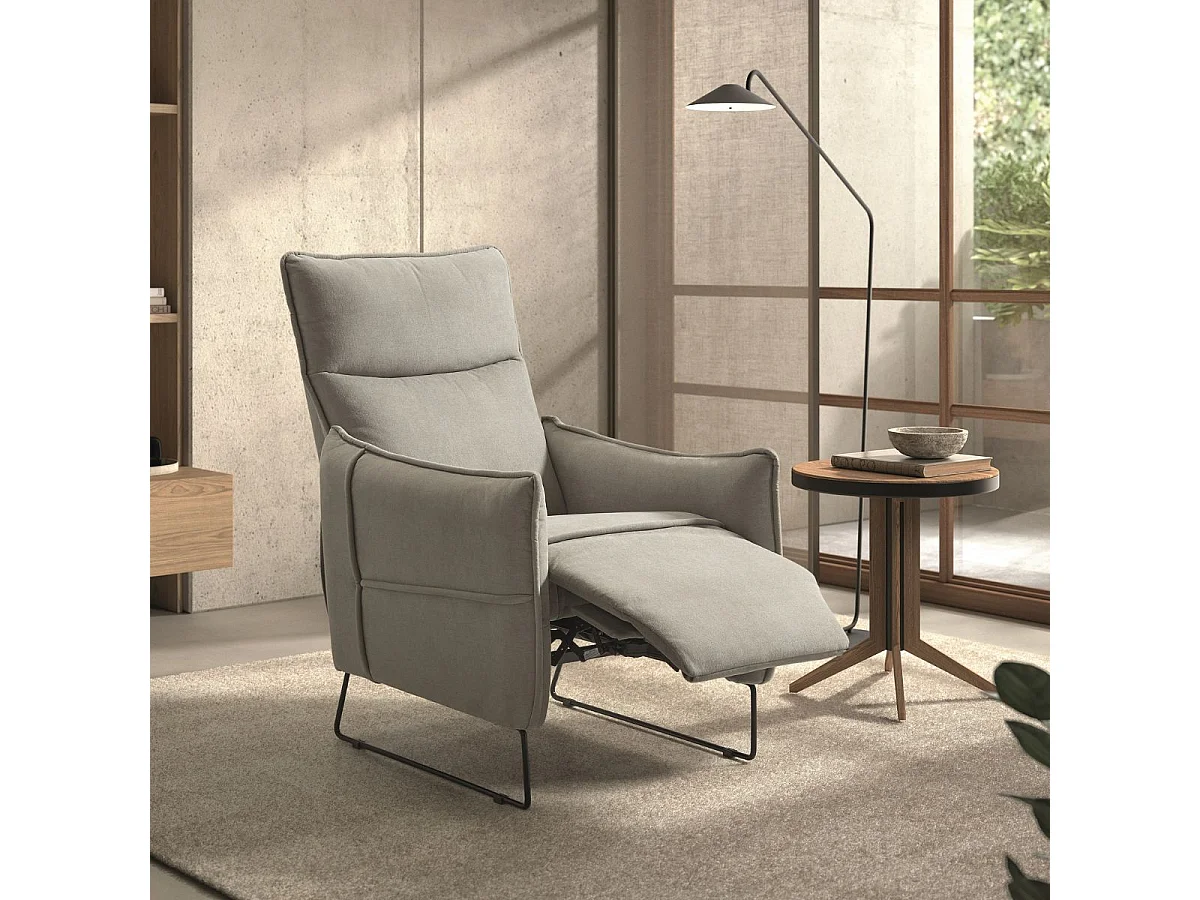Fauteuil Relax design en tissu gris clair piètement métal luge - HASSAN