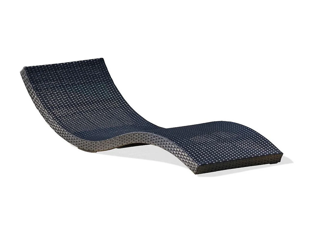 Lettino in resina intrecciata