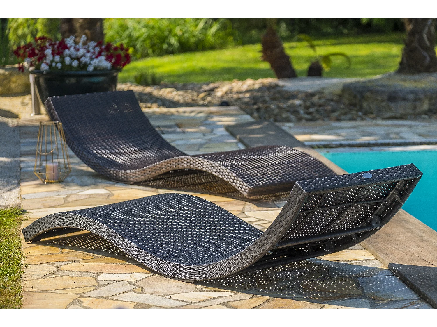 Lettino in resina intrecciata