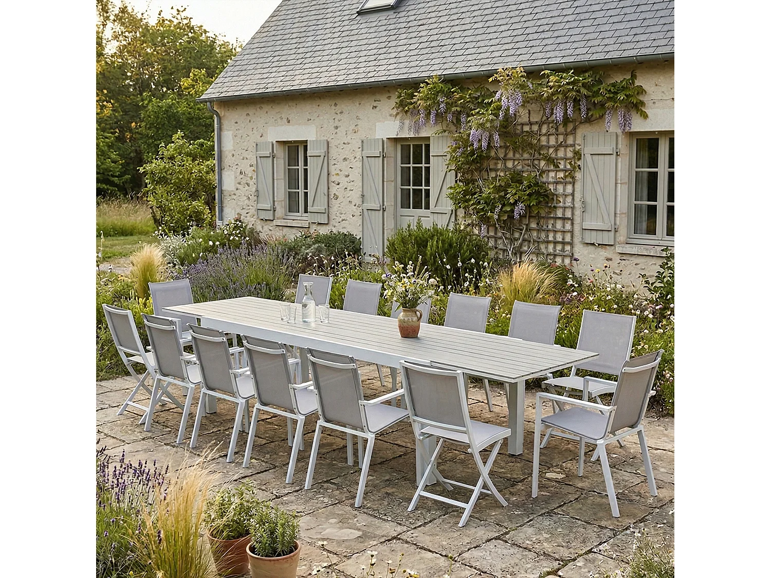 Ensemble TULUM 10/14p en aluminium blanc et plateau en alu décors bois avec 10 fauteuils et 4 chaises pliantes