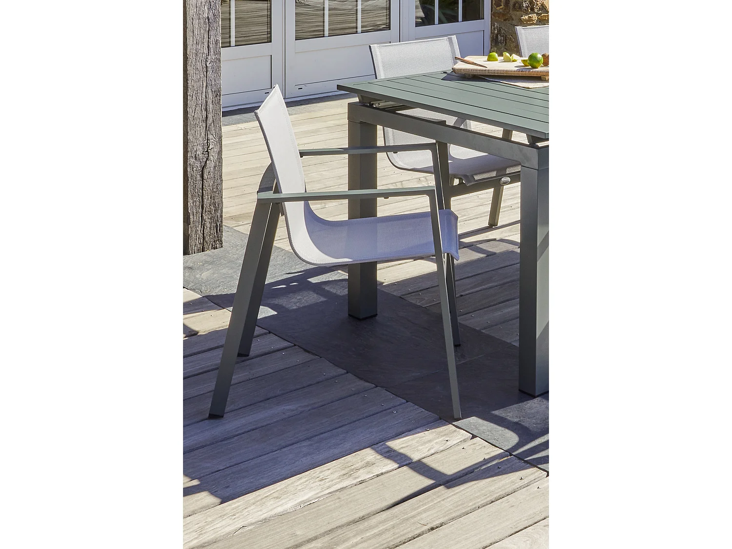 Lot de 2 fauteuils de jardin empilables en alu et toilee