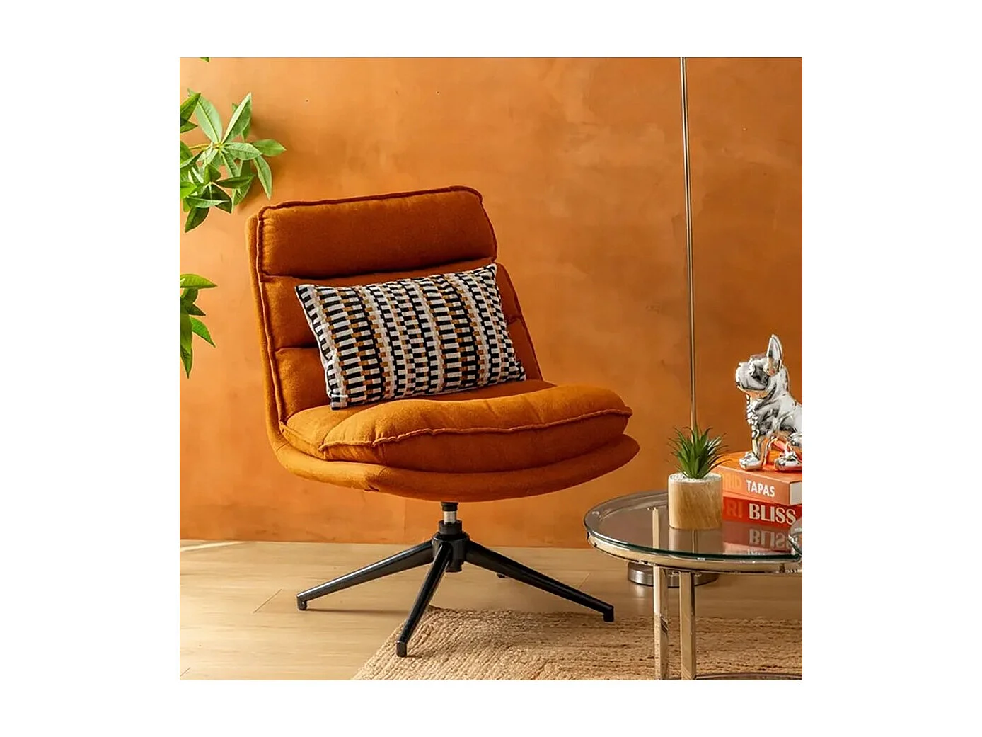 Fauteuil pivotant en polyster ambre avec des pieds en métal noir - Longueur 64 x Profondeur 74,5 x Hauteur 87 cm