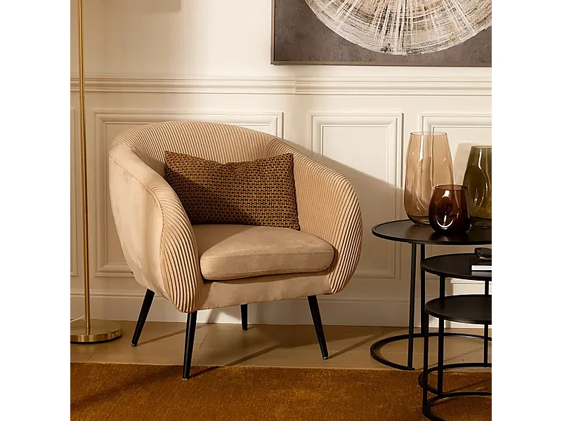 Fauteuil en velours coloris beige plissé et pieds en métal noir - Longueur 74 x Profondeur 70 x Hauteur 78 cm