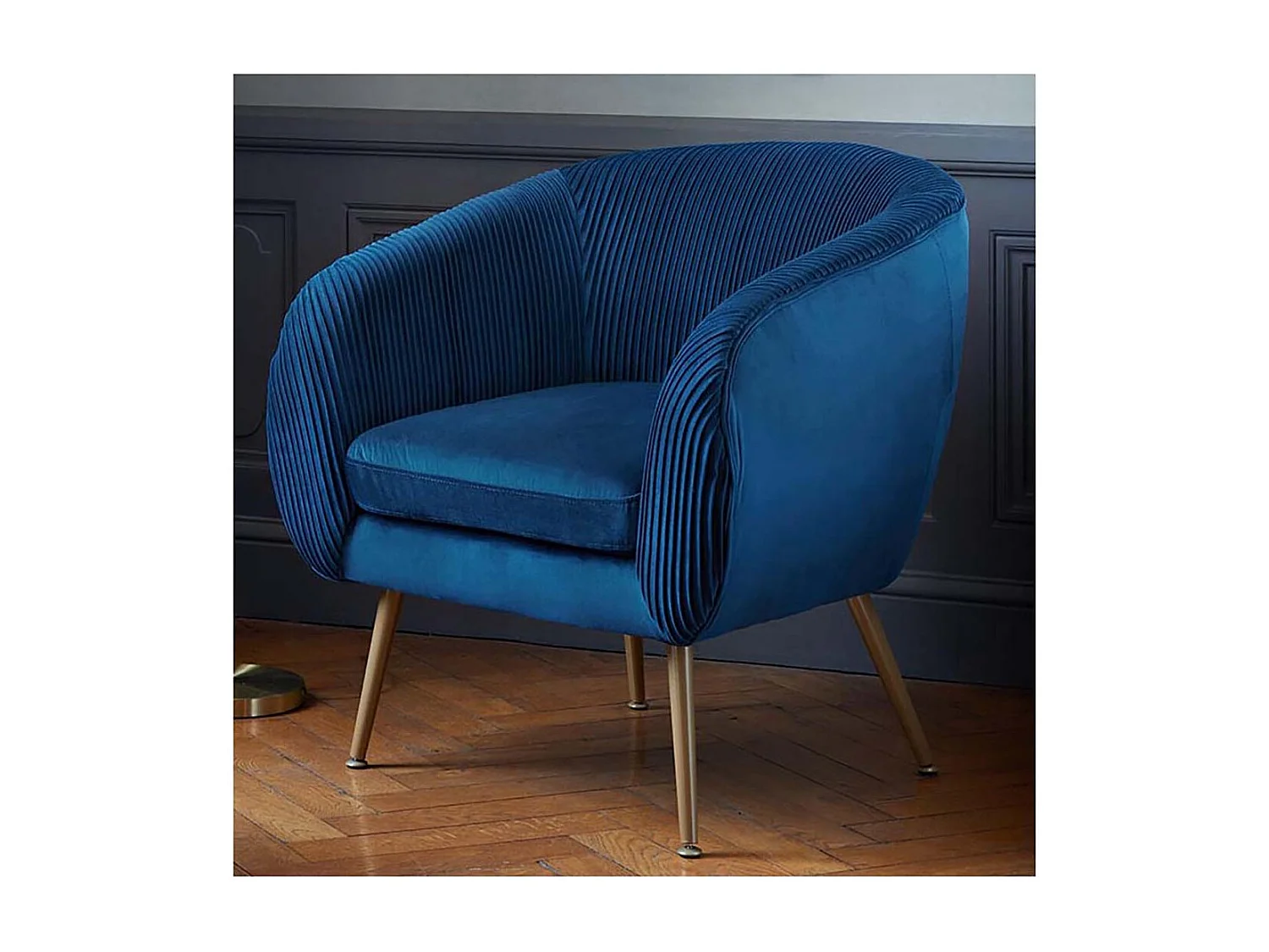 Fauteuil en velours coloris bleu plissé et pieds en métal doré - Longueur 74 x Profondeur 70 x Hauteur 78 cm