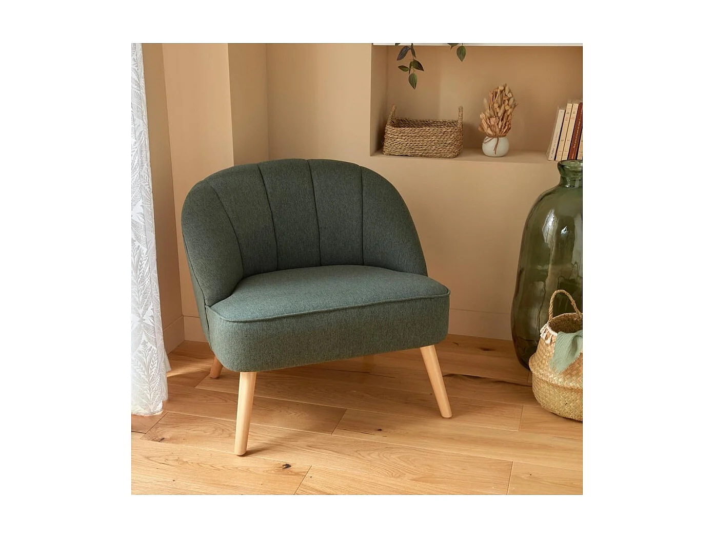 Fauteuil en velours avec des pieds en bois, coloris vert cèdre - Longueur 78 x Profondeur 72 x Hauteur 71 cm