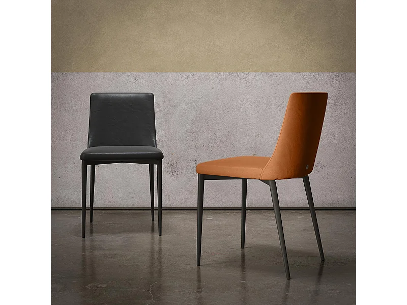 Set van 2 stoelen met antracietgrijs geraamte in sienna leer