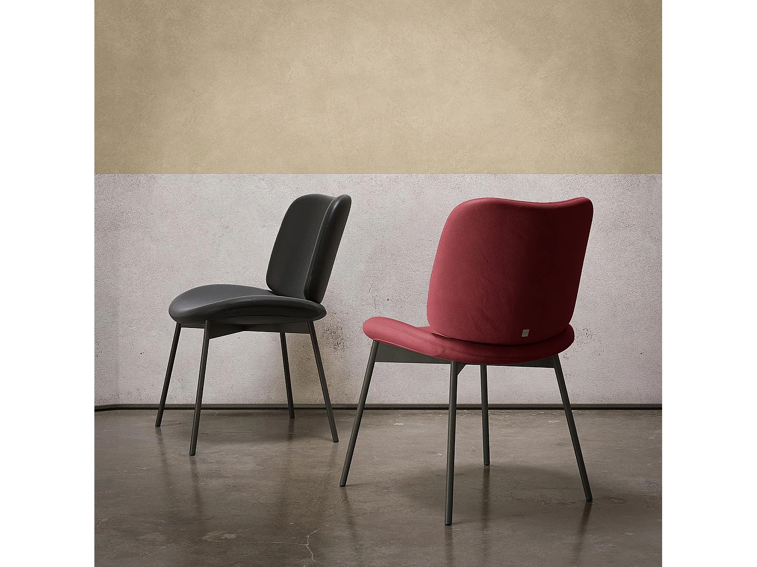 Ensemble de 2 chaises en mako - cadre gris charbon, faux cuir nubuck rouge bordeaux