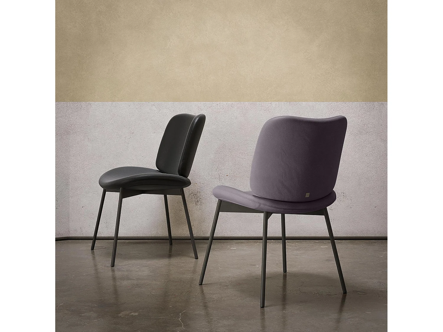 Ensemble de 2 chaises en mako - cadre gris charbon, faux cuir aubergine